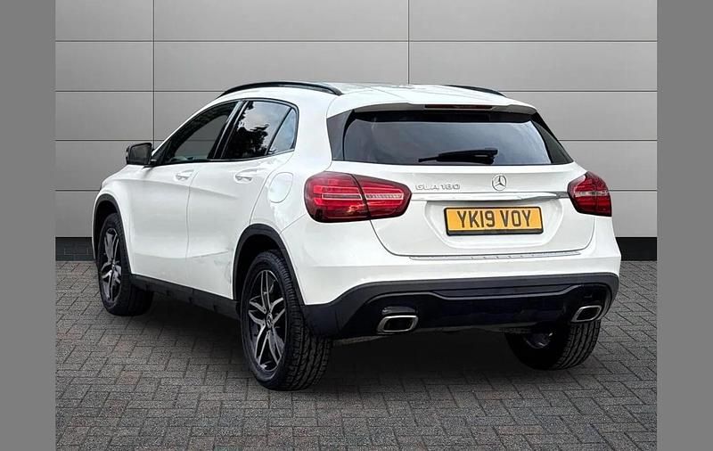 Used Mercedes GLA180 Urban 120 HP (88 kW) 2019 White SUV