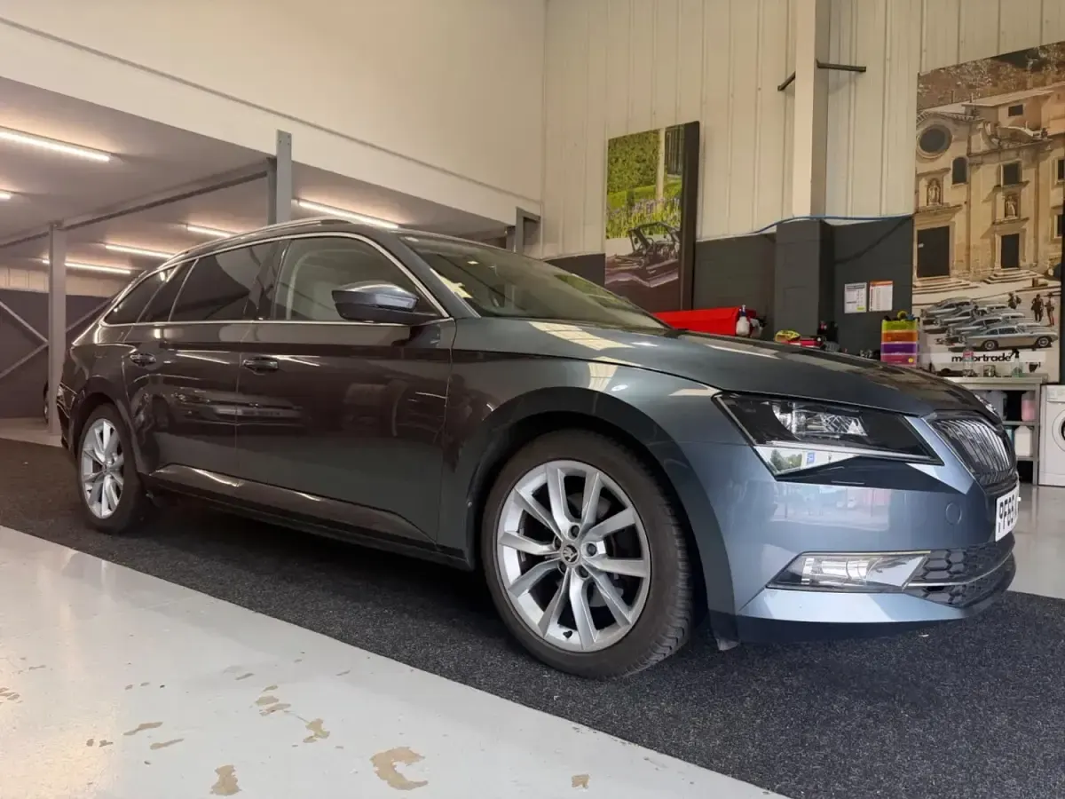 Usado Skoda Superb SE L Executive 150 CV (110 kW) 2016 Gris Familiar