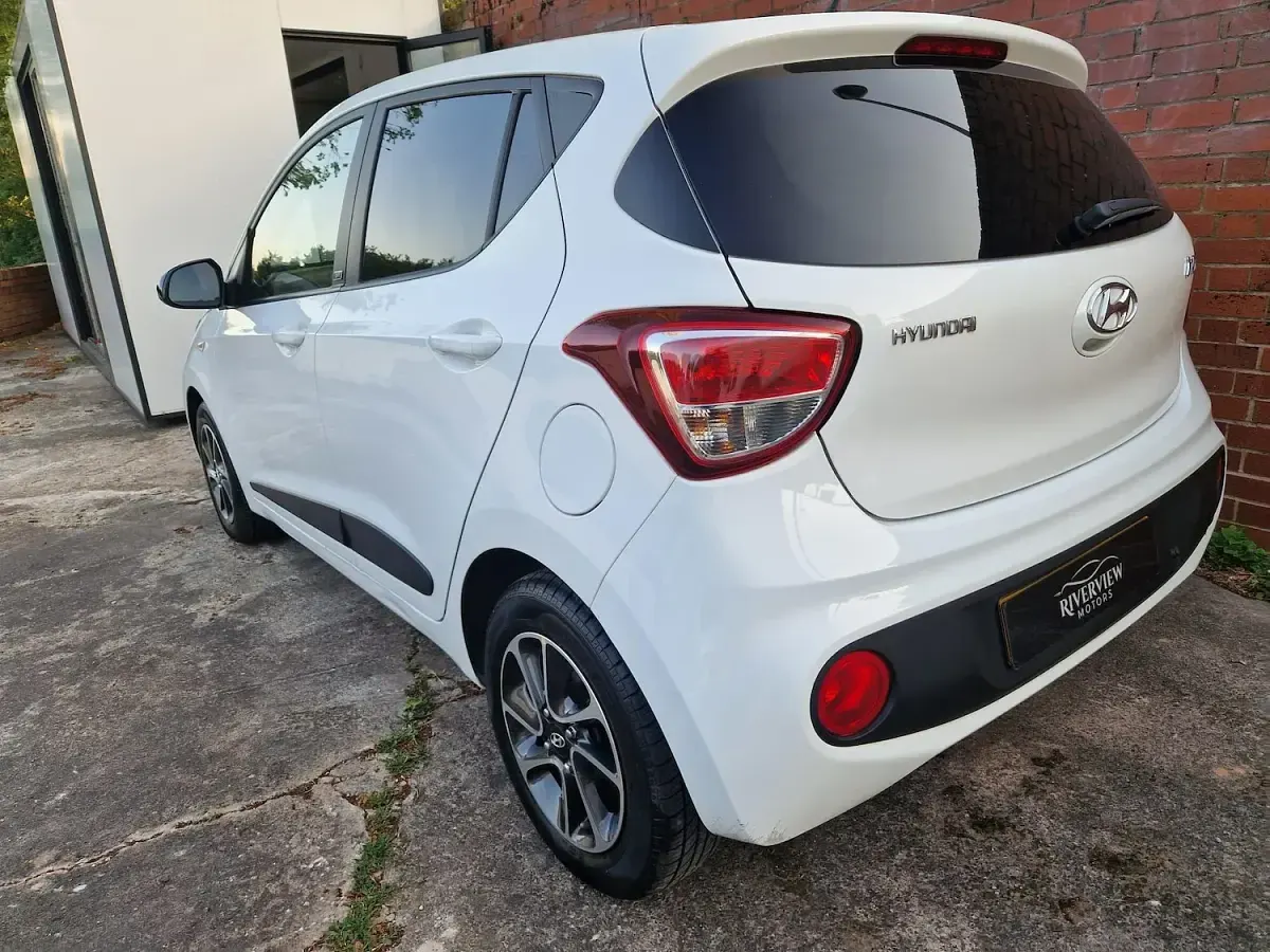 Used Hyundai i10 GO! 67 HP (49 kW) 2018 White Hatchback