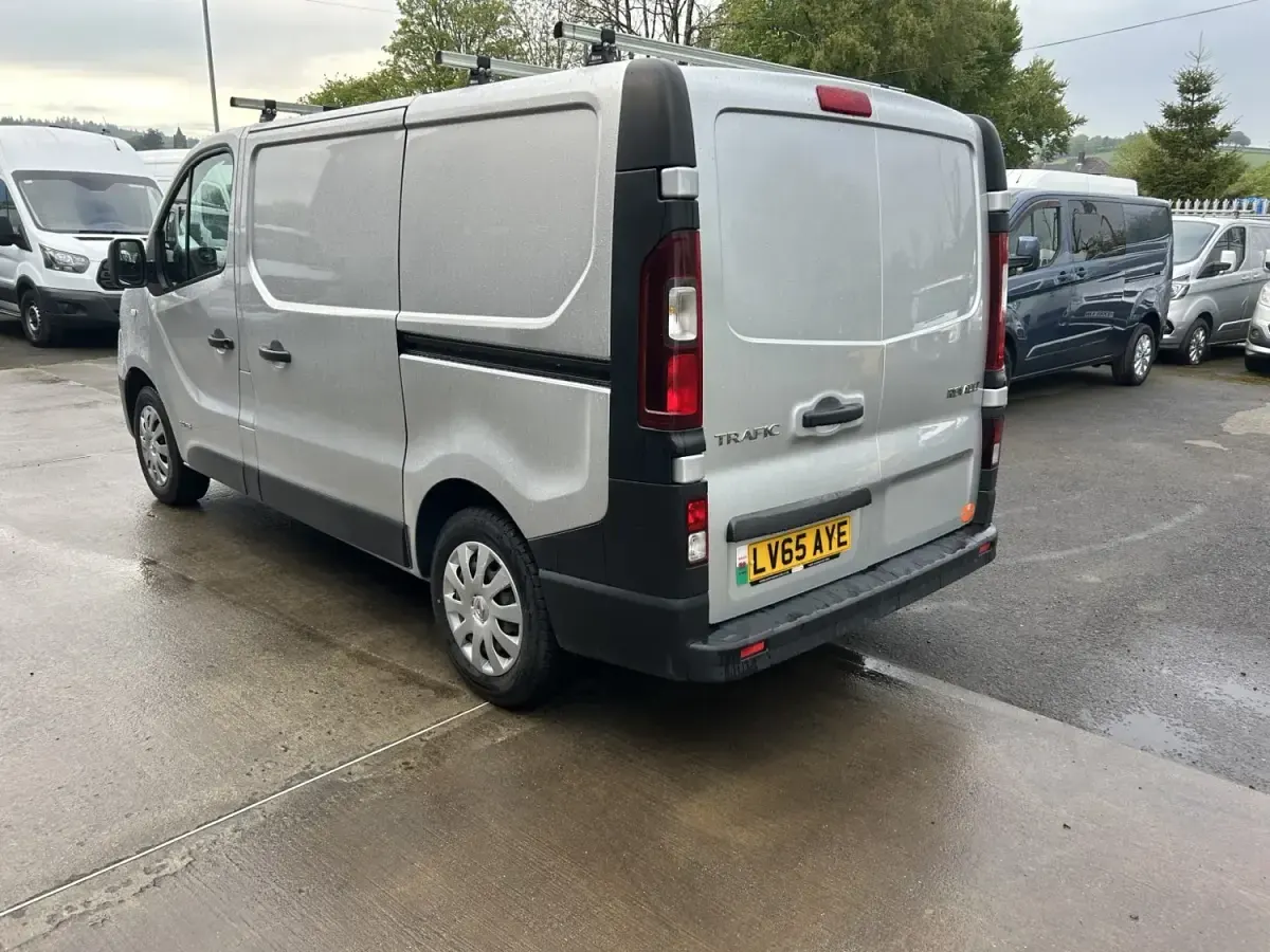 Używany Renault Trafic Business 115 KM (84 kW) 2015 Srebrny Minivan