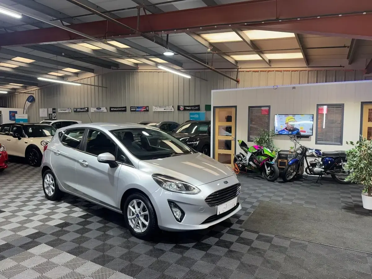 Used Ford Fiesta Zetec 100 HP (73 kW) 2017 Silver Hatchback