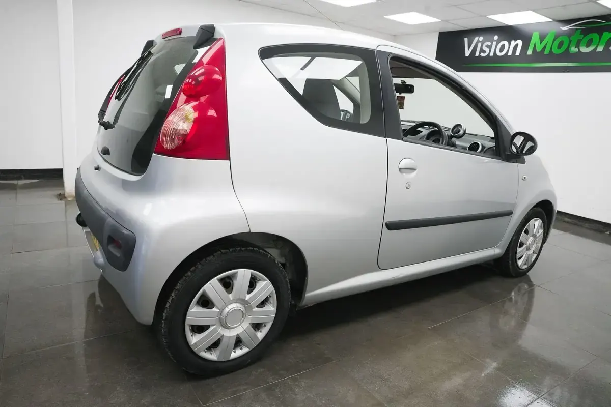 Used Peugeot 107 Urban Move 68 HP (50 kW) 2007 Silver Hatchback