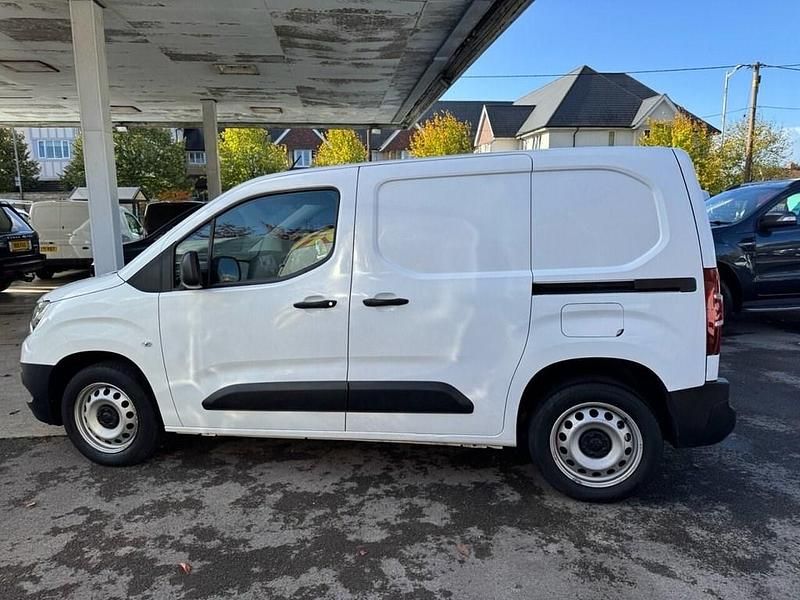 Used Vauxhall Combo 100 HP (73 kW) 2021 White MPV