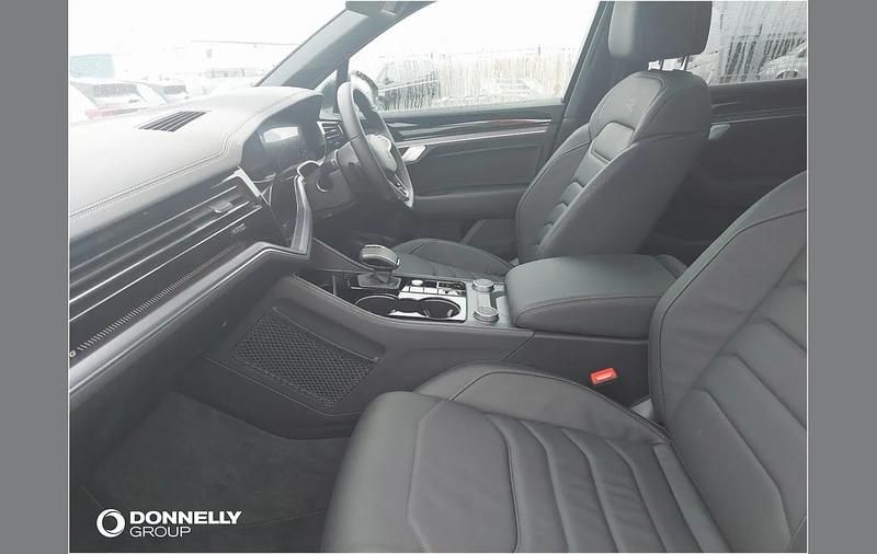 Used VW Touareg Black Edition 281 HP (206 kW) 2026 Red SUV