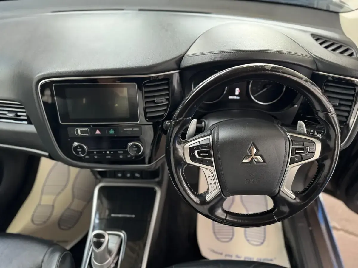 Used Mitsubishi Outlander P-HEV 200 HP (147 kW) 2018 Brown Estate
