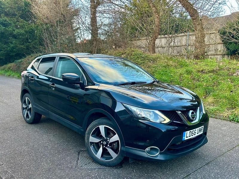 Black Used 2016 Nissan Qashqai N-Connecta SUV | £6,950 (Super price) - Image 1/4