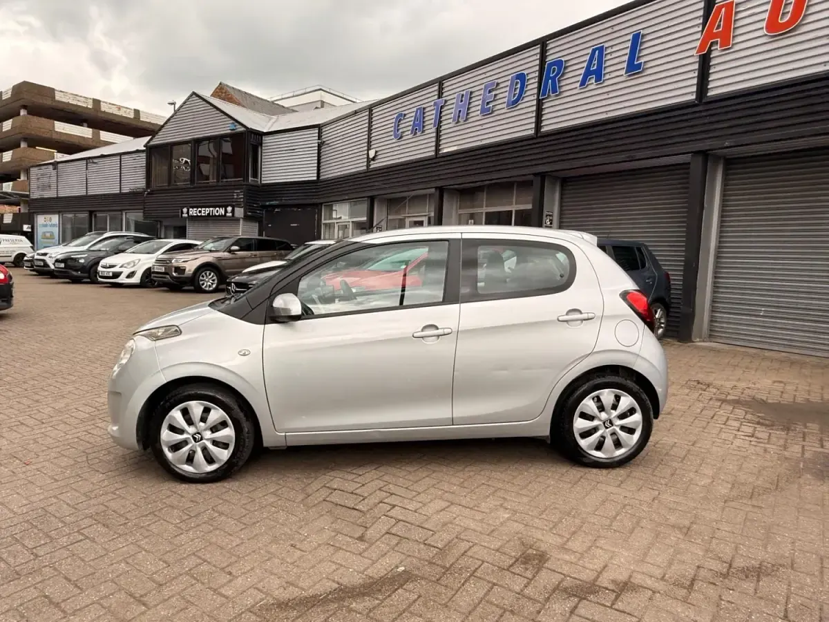 Usado Citroën C1 Feel 82 CV (60 kW) 2015 Gris Utilitario