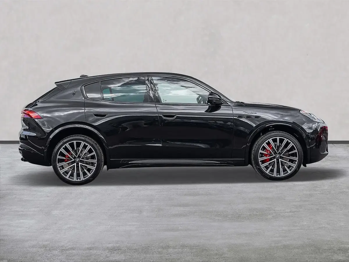 New Maserati Grecale 330 HP (242 kW) 2026 Black SUV