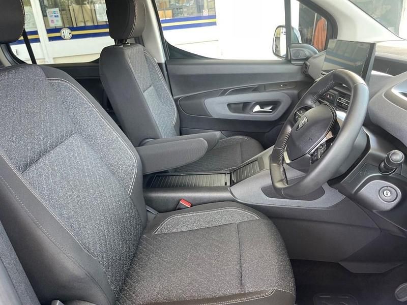 Używany Peugeot Rifter Allure 2025 Szary Minivan