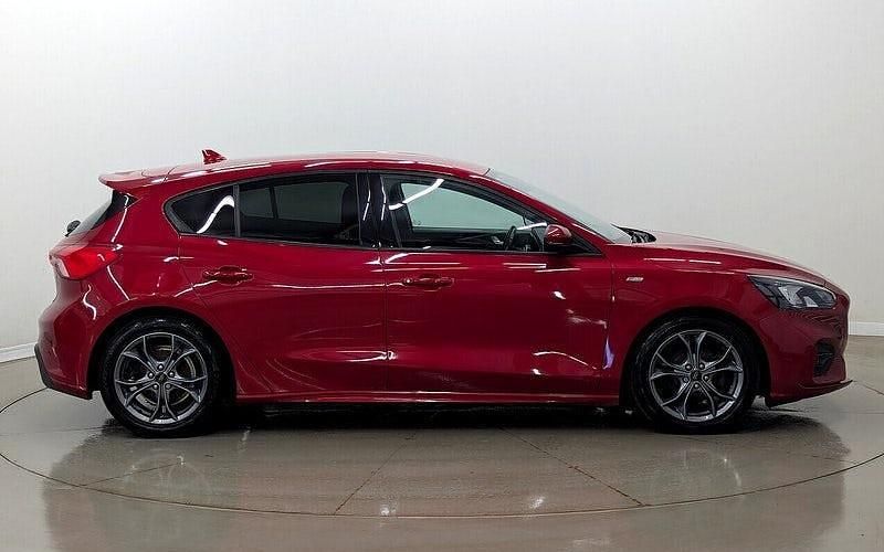 Begagnad Ford Focus ST-Line 120 HK (88 kW) 2020 Röd Halvkombi