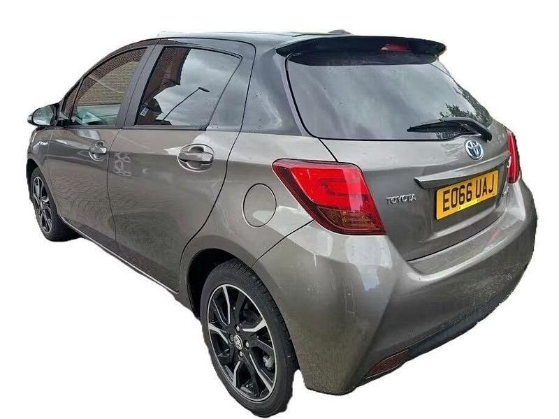 Used Toyota Yaris Hybrid Design 101 HP (74 kW) 2016 Bronze Hatchback