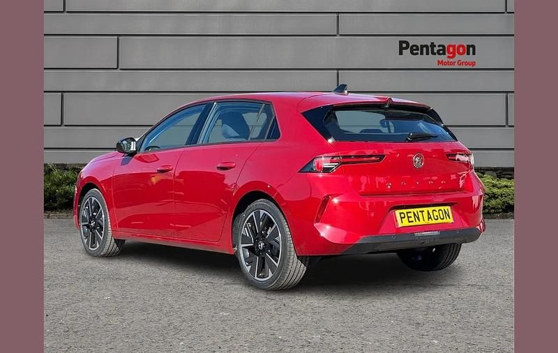 Used Vauxhall Astra Design Edition 114 kW (156 HP) 2024 Cobalt blue Hatchback