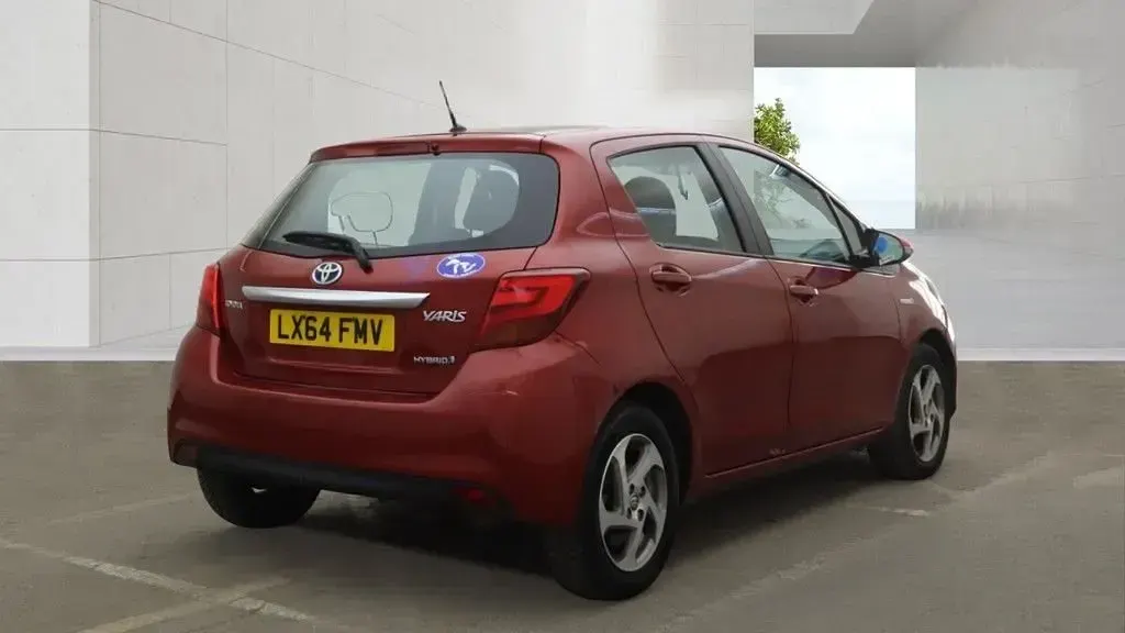 Used Toyota Yaris Active 101 HP (74 kW) 2021 Red Hatchback