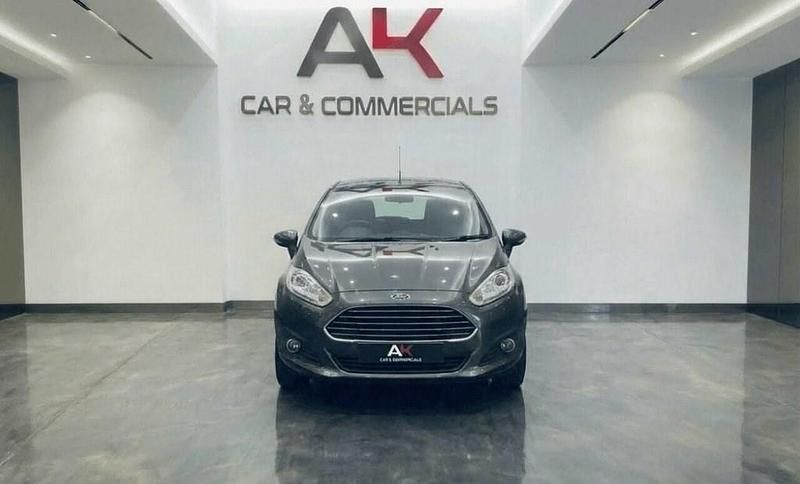 Usado Ford Fiesta Zetec 82 HP (60 kW) 2013 Cinzento Citadino