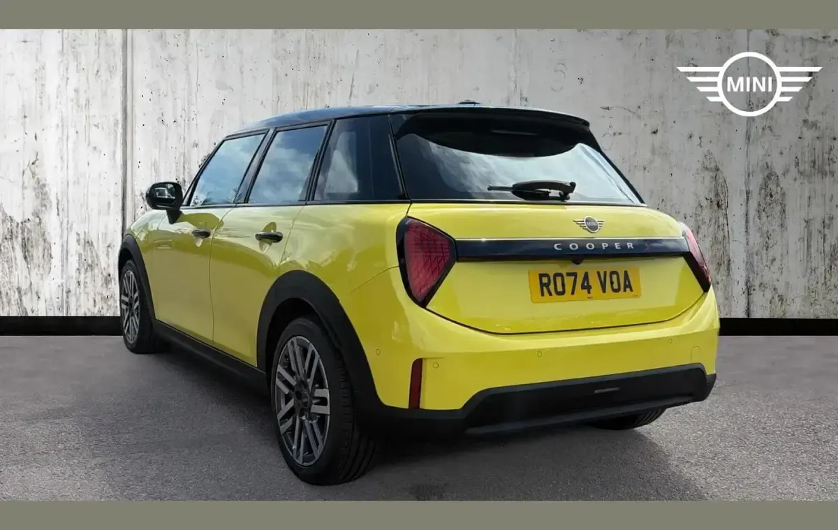 Used Mini Cooper Classic 200 HP (147 kW) 2024 Yellow Hatchback