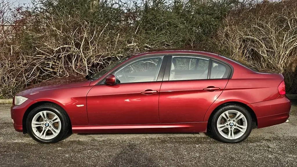 Begagnad BMW 318 Performance 2011 Röd Sedan