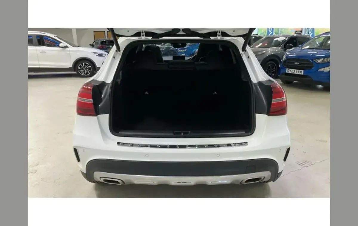 Used Mercedes GLA250 AMG Line Premium Plus 211 HP (155 kW) 2018 White SUV