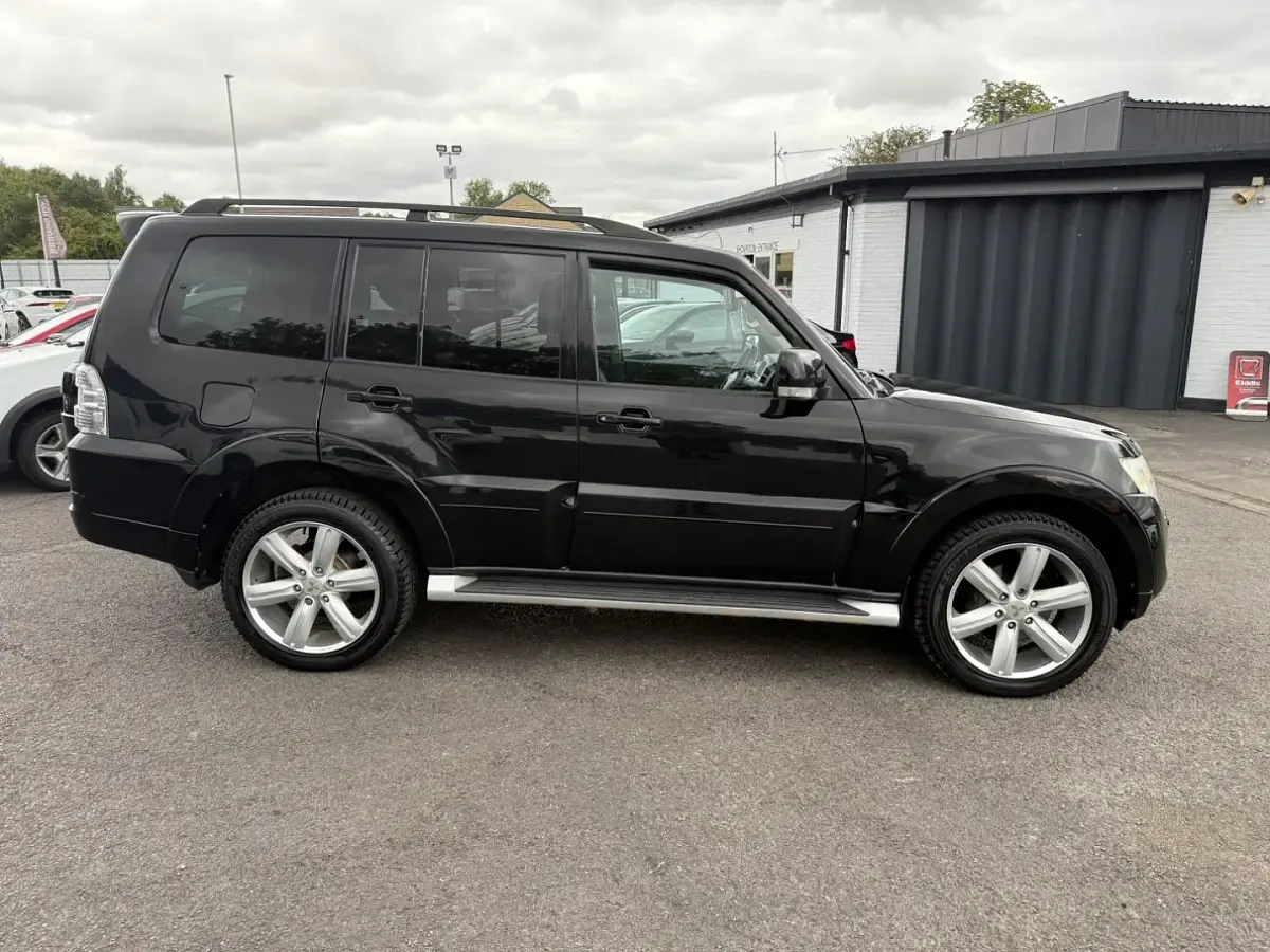 Used Mitsubishi Shogun 197 HP (144 kW) 2013 Black SUV