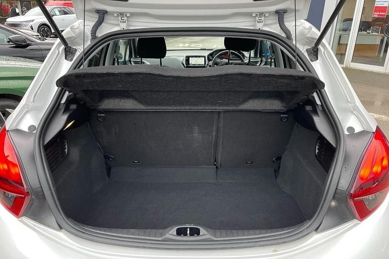 Used Peugeot 208 GT-line 108 HP (79 kW) 2019 White Hatchback