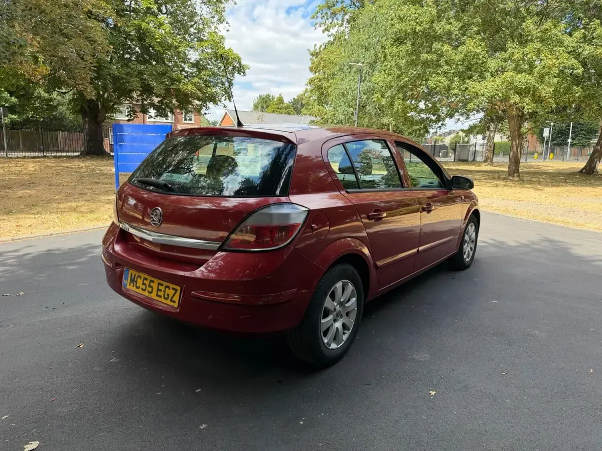Used Vauxhall Astra Club 90 HP (66 kW) 2006 Red Hatchback