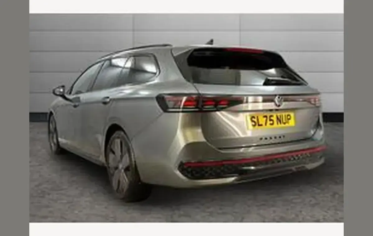 Usado VW Passat R-line 147 HP (108 kW) 2025 Cinzento Carrinha