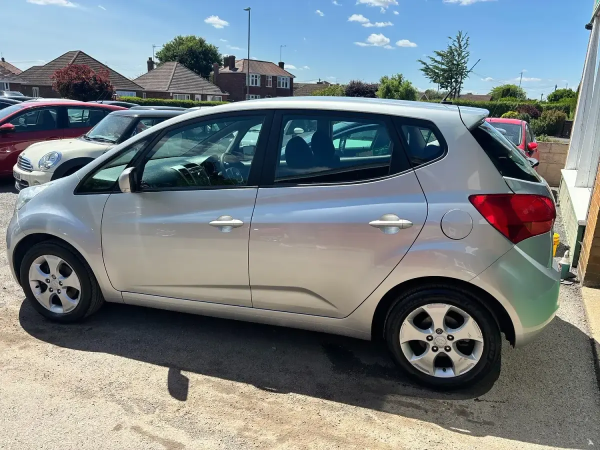 Used Kia Venga 125 HP (91 kW) 2013 Silver Hatchback