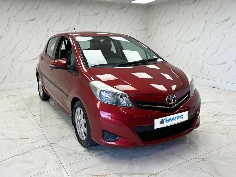 Used Toyota Yaris 90 HP (66 kW) 2013 Red Hatchback