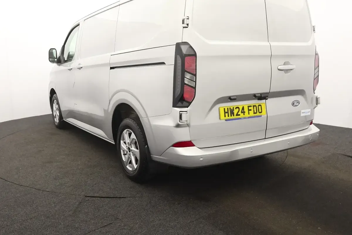 Usado Ford Transit Custom Limited 136 CV (100 kW) 2024 Plateado Van