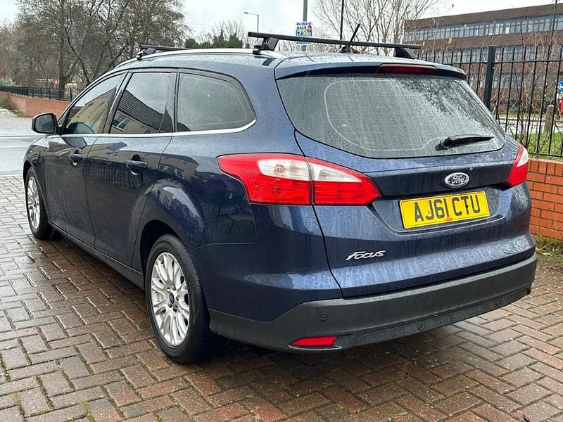 Begagnad Ford Focus Titanium 125 HK (91 kW) 2011 Blå Kombi
