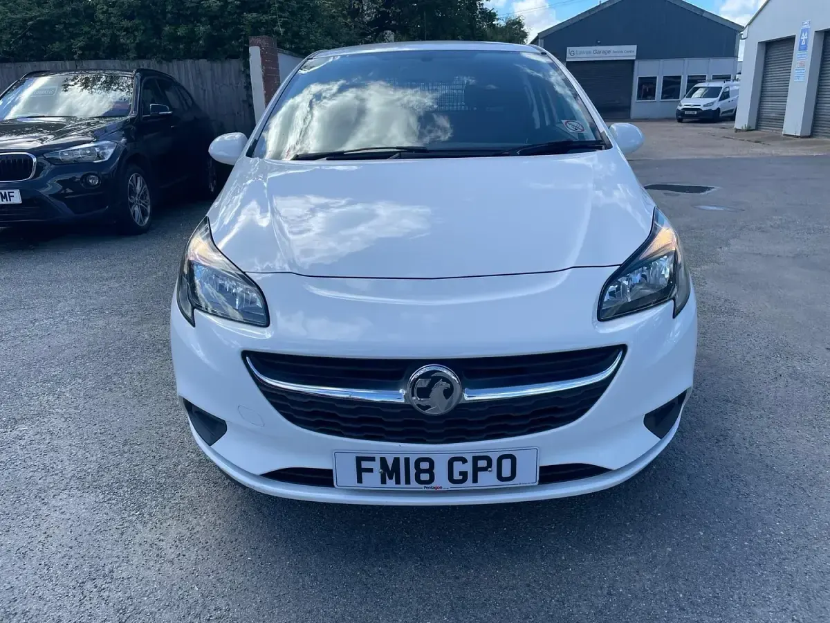 Used Vauxhall Corsa 95 HP (69 kW) 2018 White Hatchback