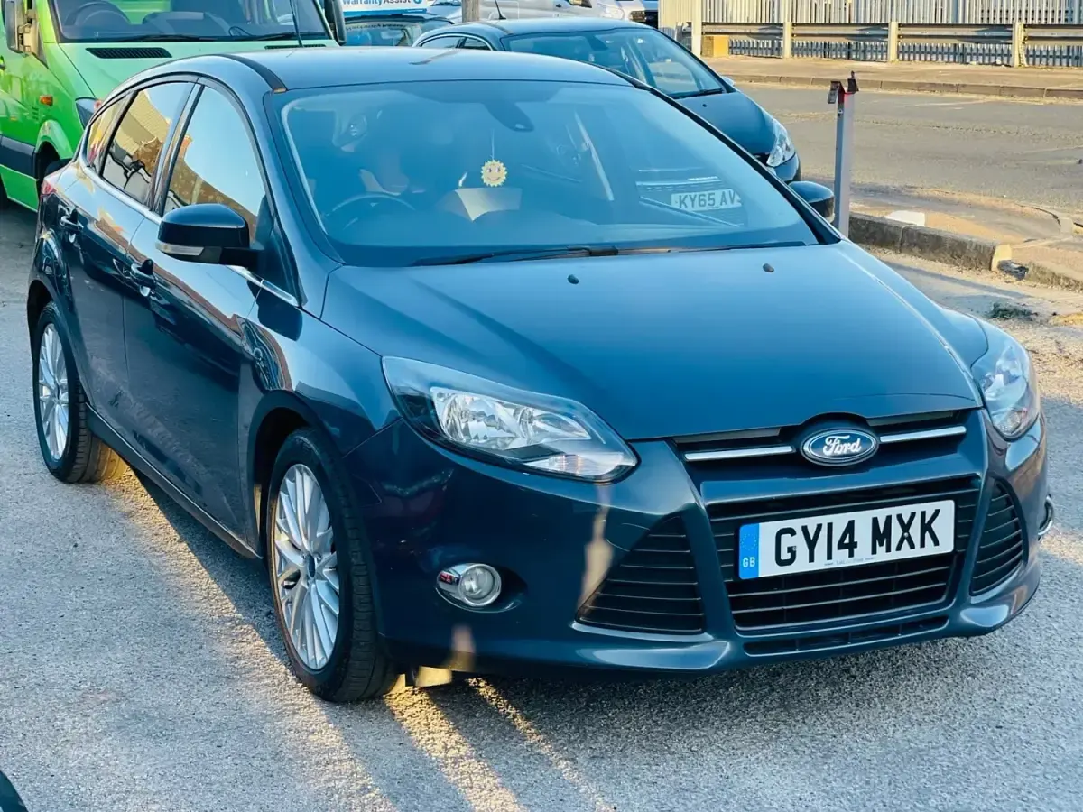 Usado Ford Focus Zetec 2014 Cinzento Citadino