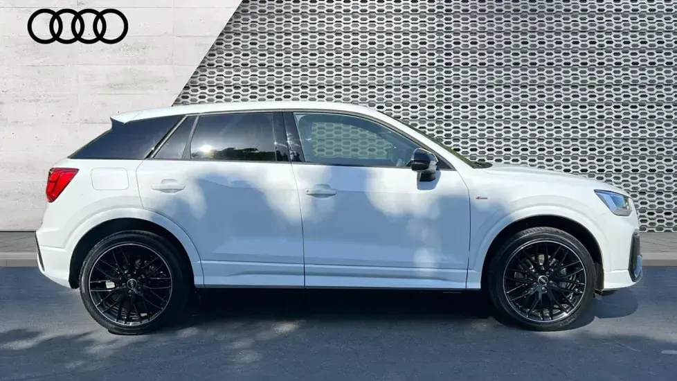 Używany Audi Q2 Black Edition 116 KM (85 kW) 2026 Biały SUV