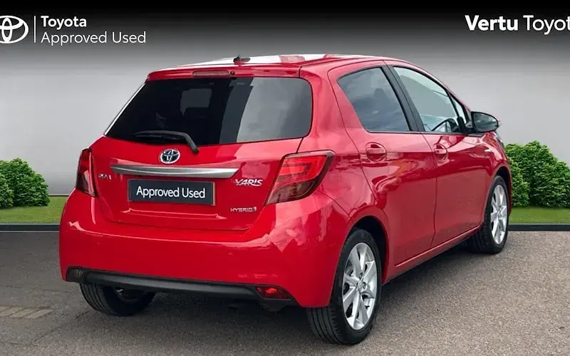Used Toyota Yaris 101 HP (74 kW) 2016 Red Hatchback