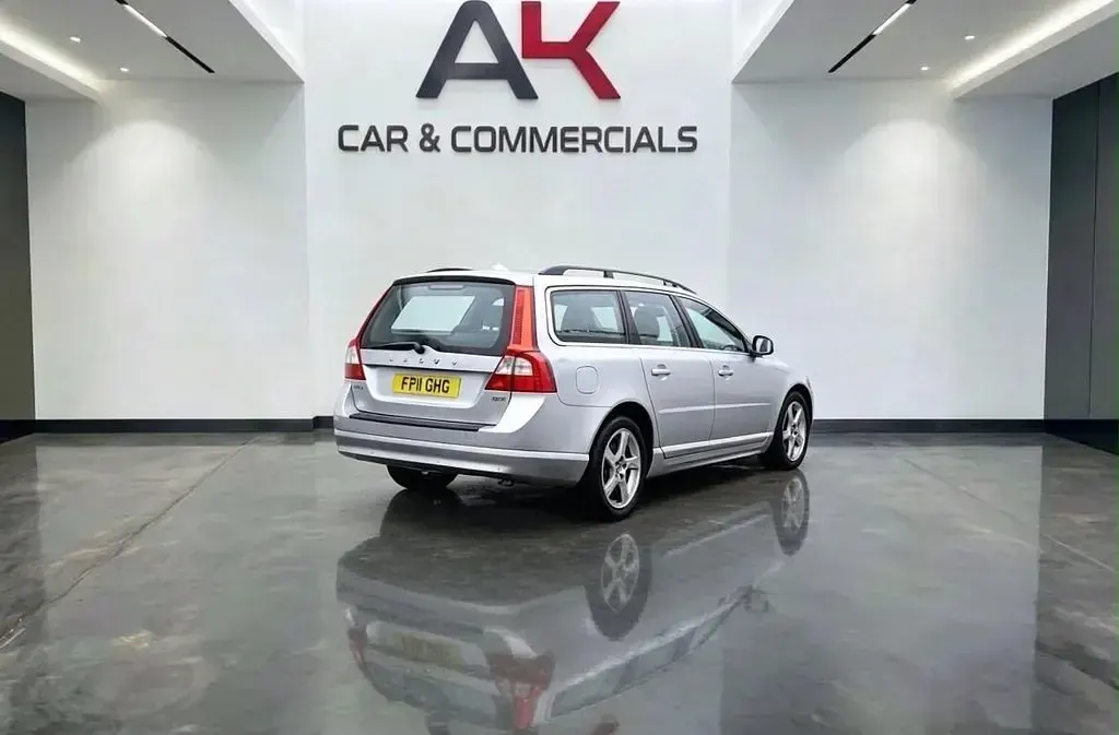 Used Volvo V70 SE 2011 Silver Estate