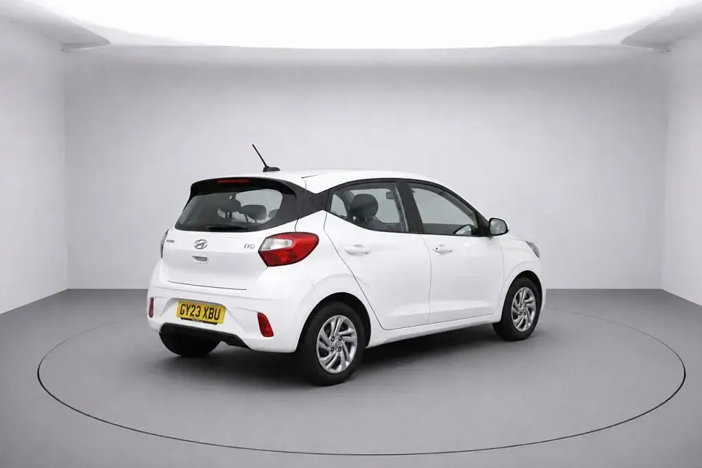 Used Hyundai i10 SE 67 HP (49 kW) 2023 White Hatchback