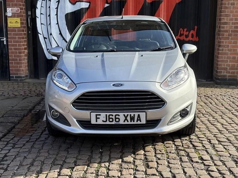 Used Ford Fiesta Zetec 82 HP (60 kW) 2016 Silver Hatchback
