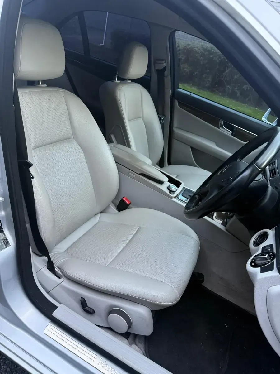 Usado Mercedes C200 Elegance 2009 Plateado Berlina