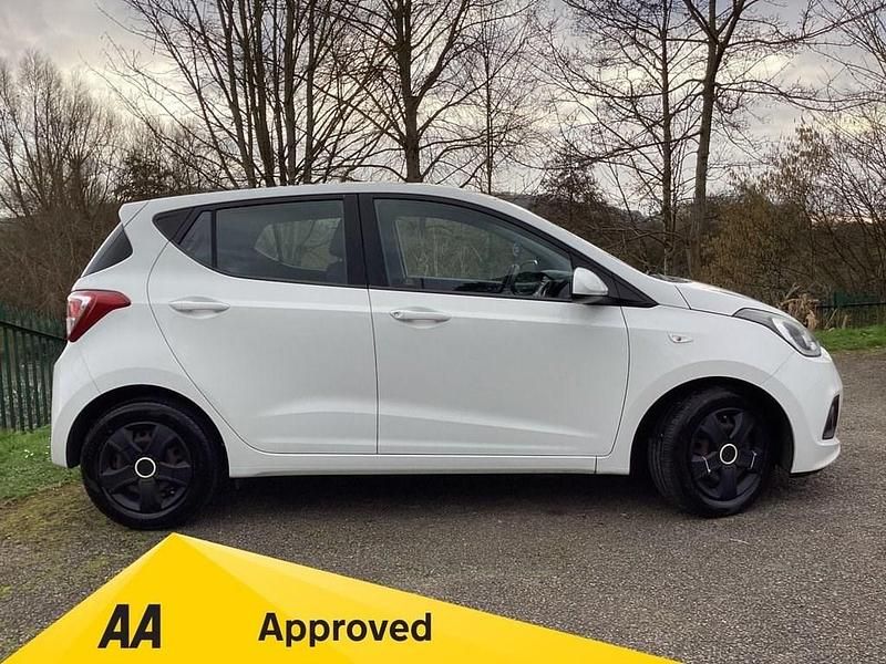 Used Hyundai i10 SE 87 HP (63 kW) 2016 White Hatchback