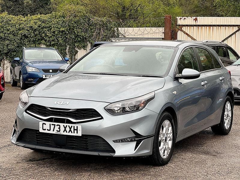 Używany Kia Ceed 158 KM (116 kW) 2024 Szary Hatchback