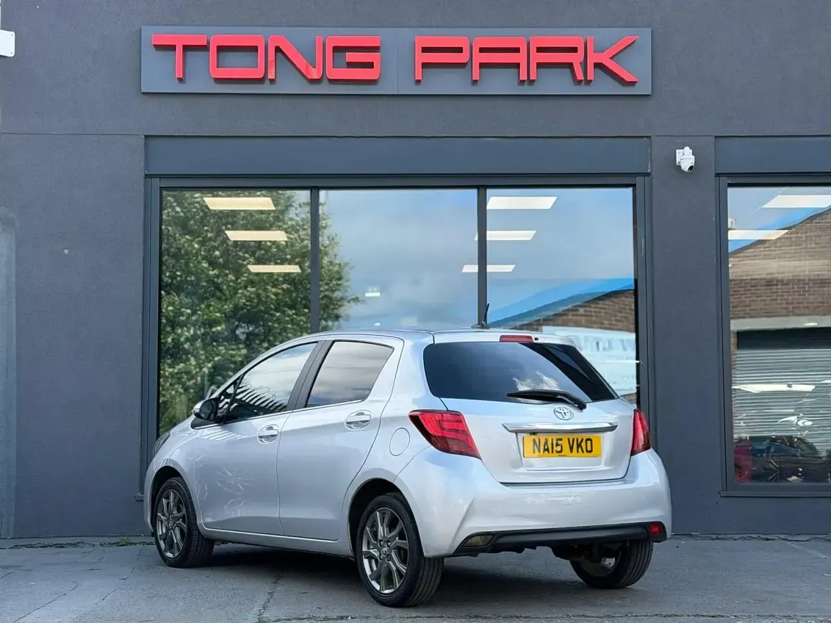 Second-hand Toyota Yaris 99 CP (72 kW) 2015 Argintiu Hatchback