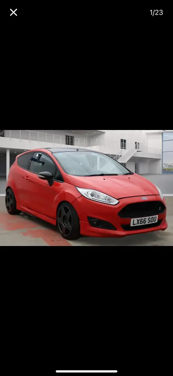 Usado Ford Fiesta Zetec 140 CV (102 kW) 2016 Rojo Utilitario