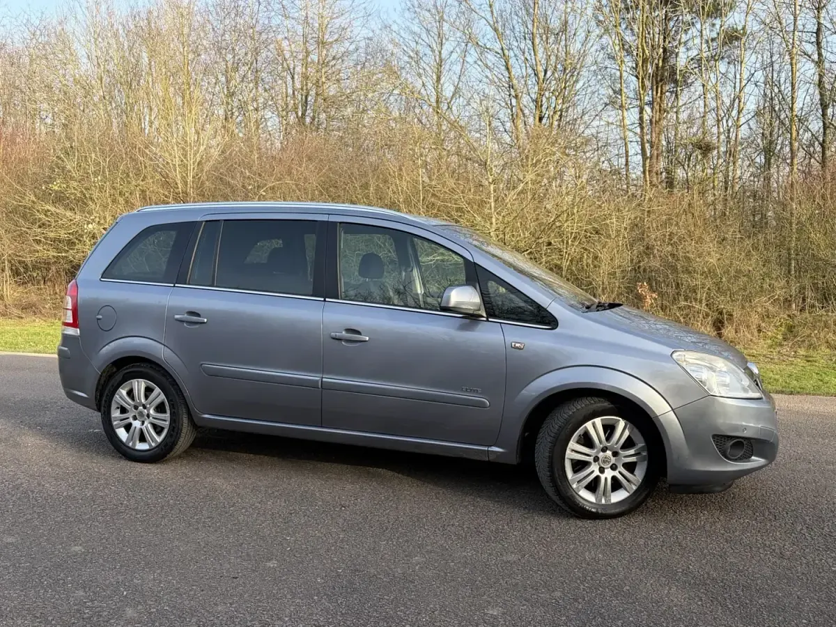 Begagnad Vauxhall Zafira Elite 2010 Silver Minibuss