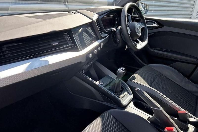 Used Audi A1 Black Edition 94 HP (69 kW) 2022 White SUV