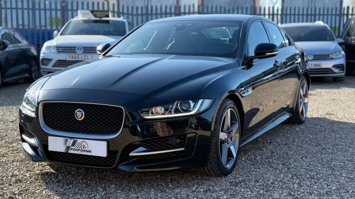 Usado Jaguar XE R-Sport 200 HP (147 kW) 2018 Preto Sedan