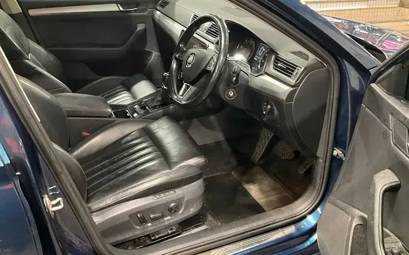 Used Skoda Superb SE Technology 150 HP (110 kW) 2019 Blue Estate