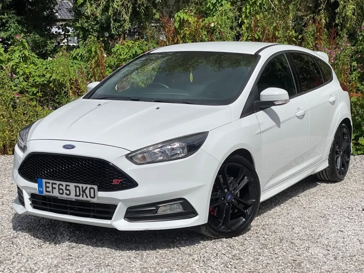 Usado Ford Focus ST 250 HP (183 kW) 2015 Branco Citadino
