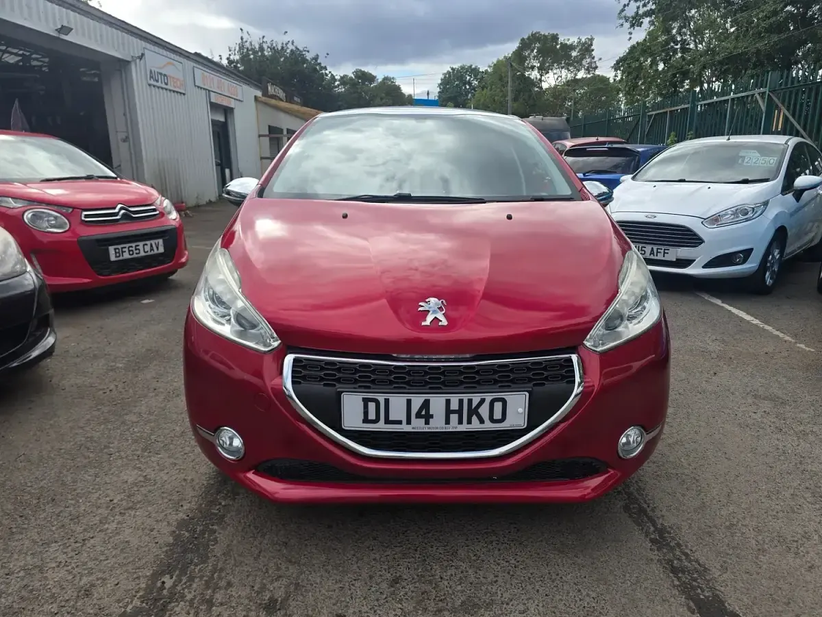 Used Peugeot 208 Style 67 HP (49 kW) 2014 Red Hatchback