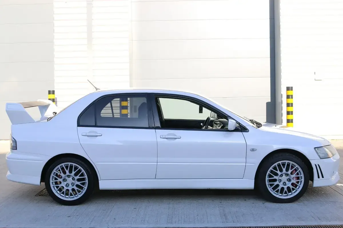 Used Mitsubishi Lancer 2002 White Sedan