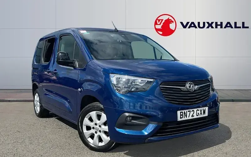 Käytetty Vauxhall Combo 102 HP (75 kW) 2022 Tila-auto