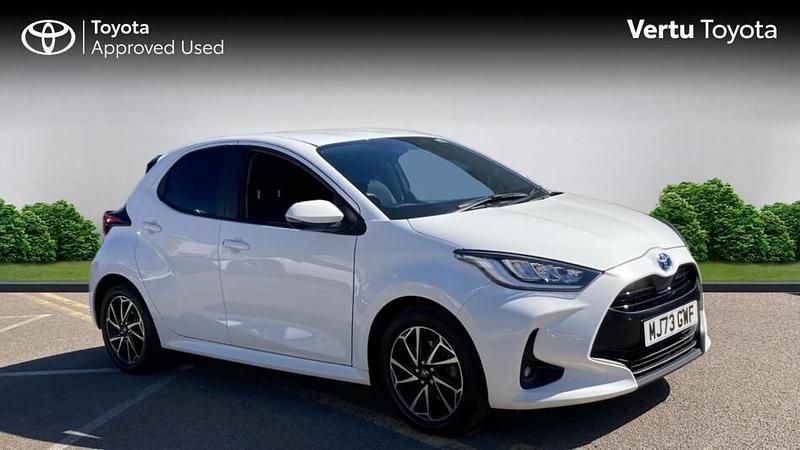 Used Toyota Yaris Hybrid Design 116 HP (85 kW) 2023 White Hatchback